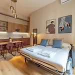 5\' From Central Station, With 2 Bedrooms