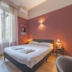 5\' From Central Station, With 2 Bedrooms