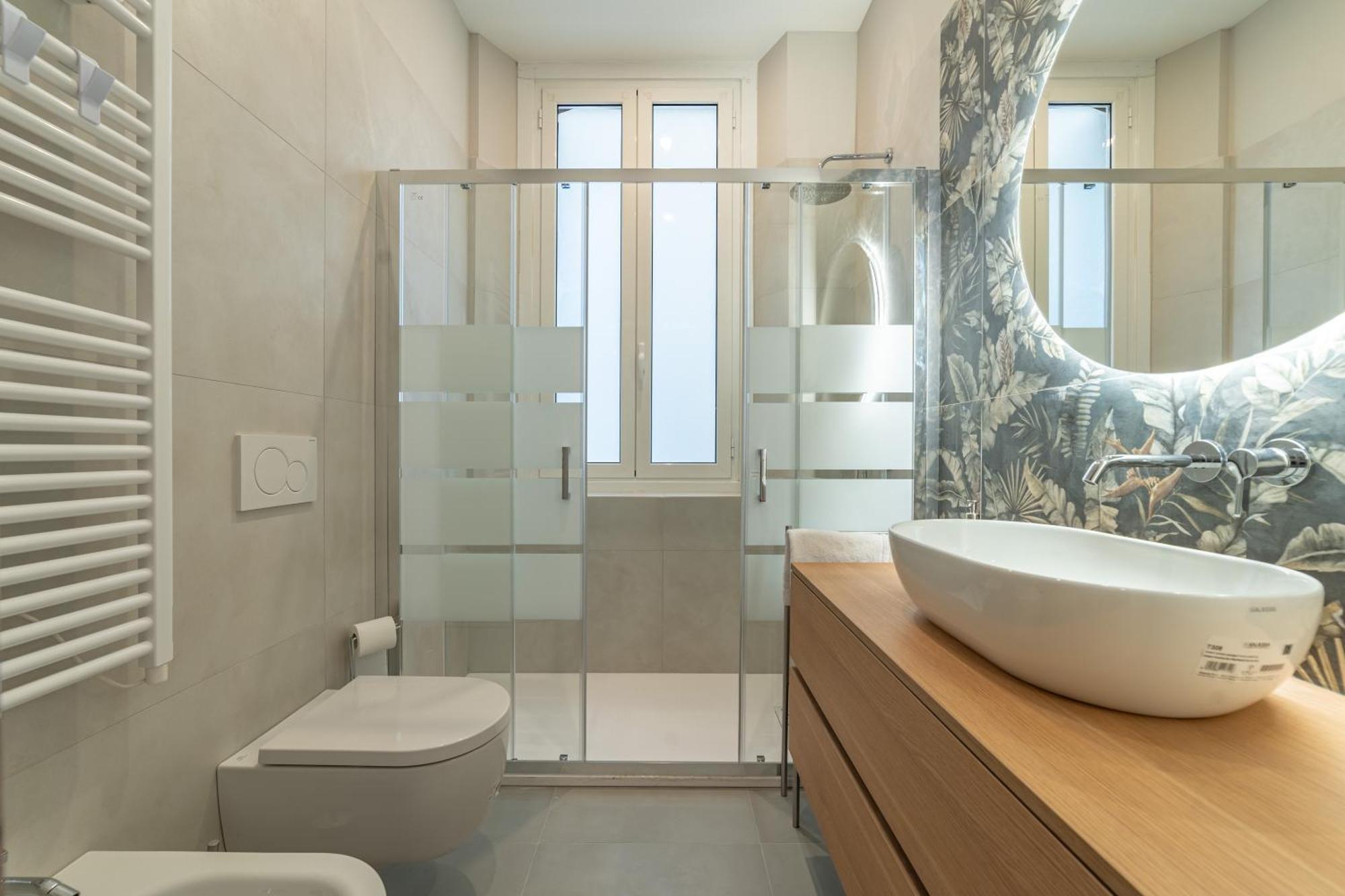 5' From Station, With 2 Bedrooms Mailand