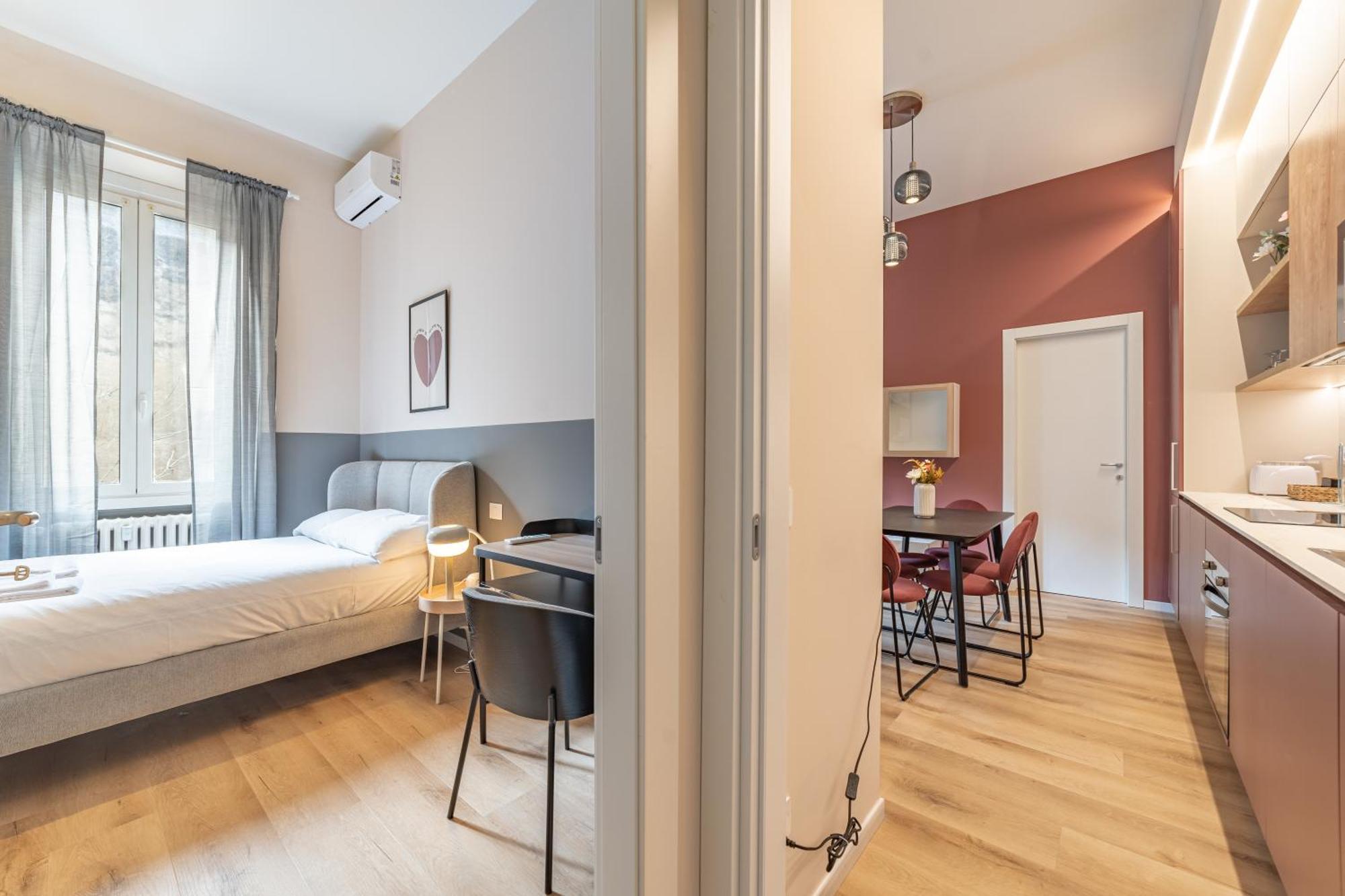 5' From Station, With 2 Bedrooms Apartment *
