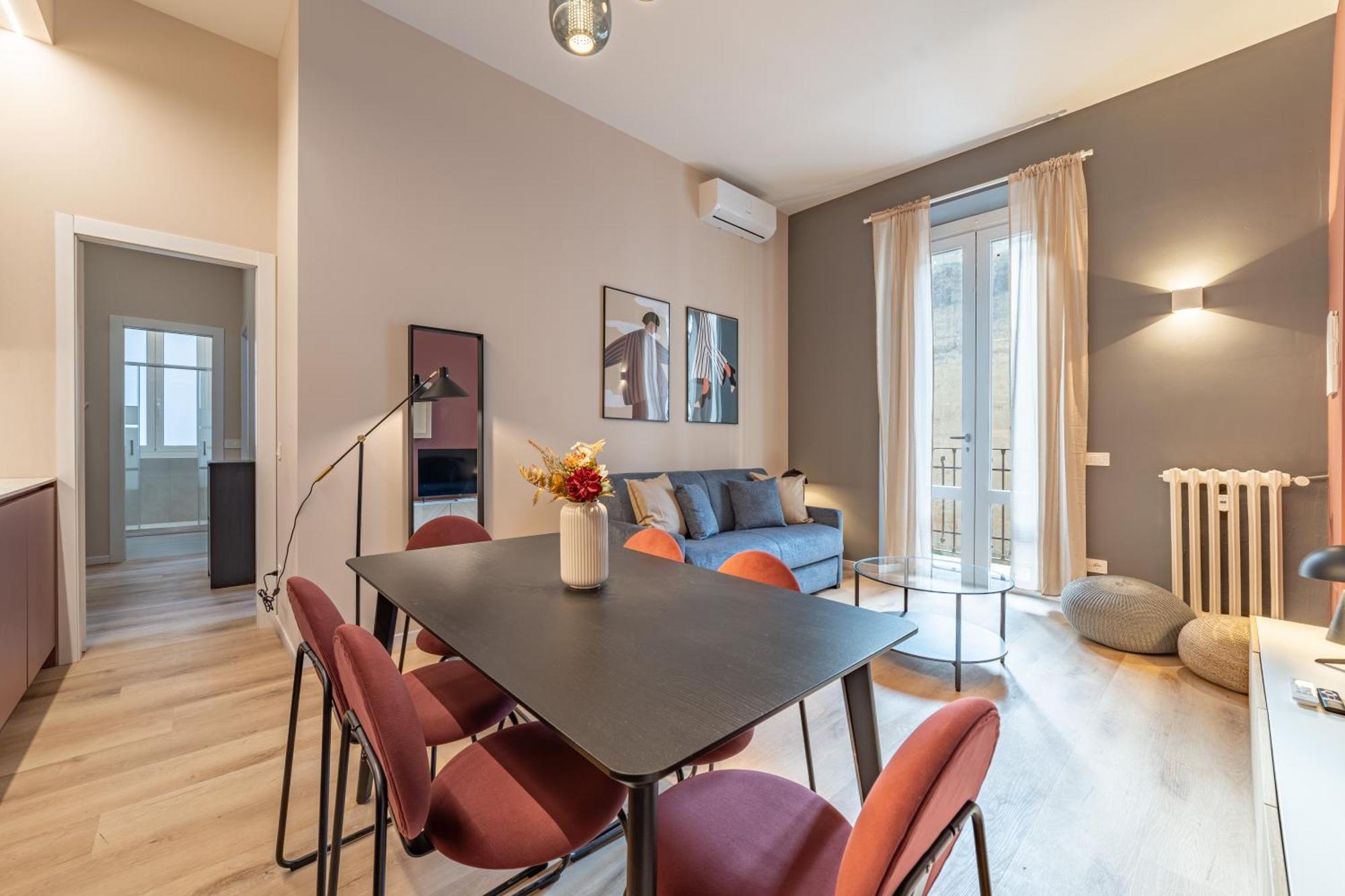 5' From Station, With 2 Bedrooms Mailand