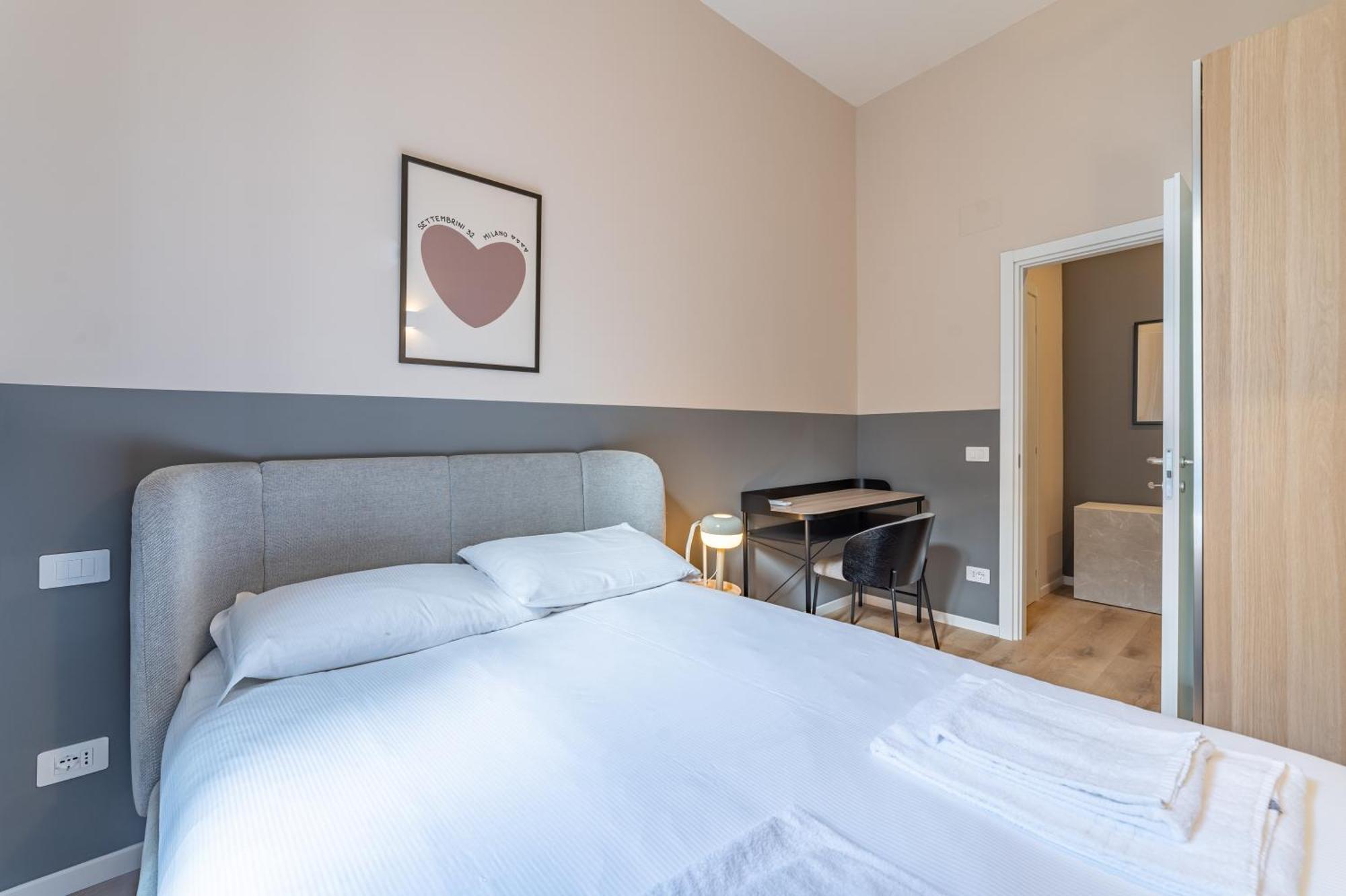 5' From Station, With 2 Bedrooms Apartment *